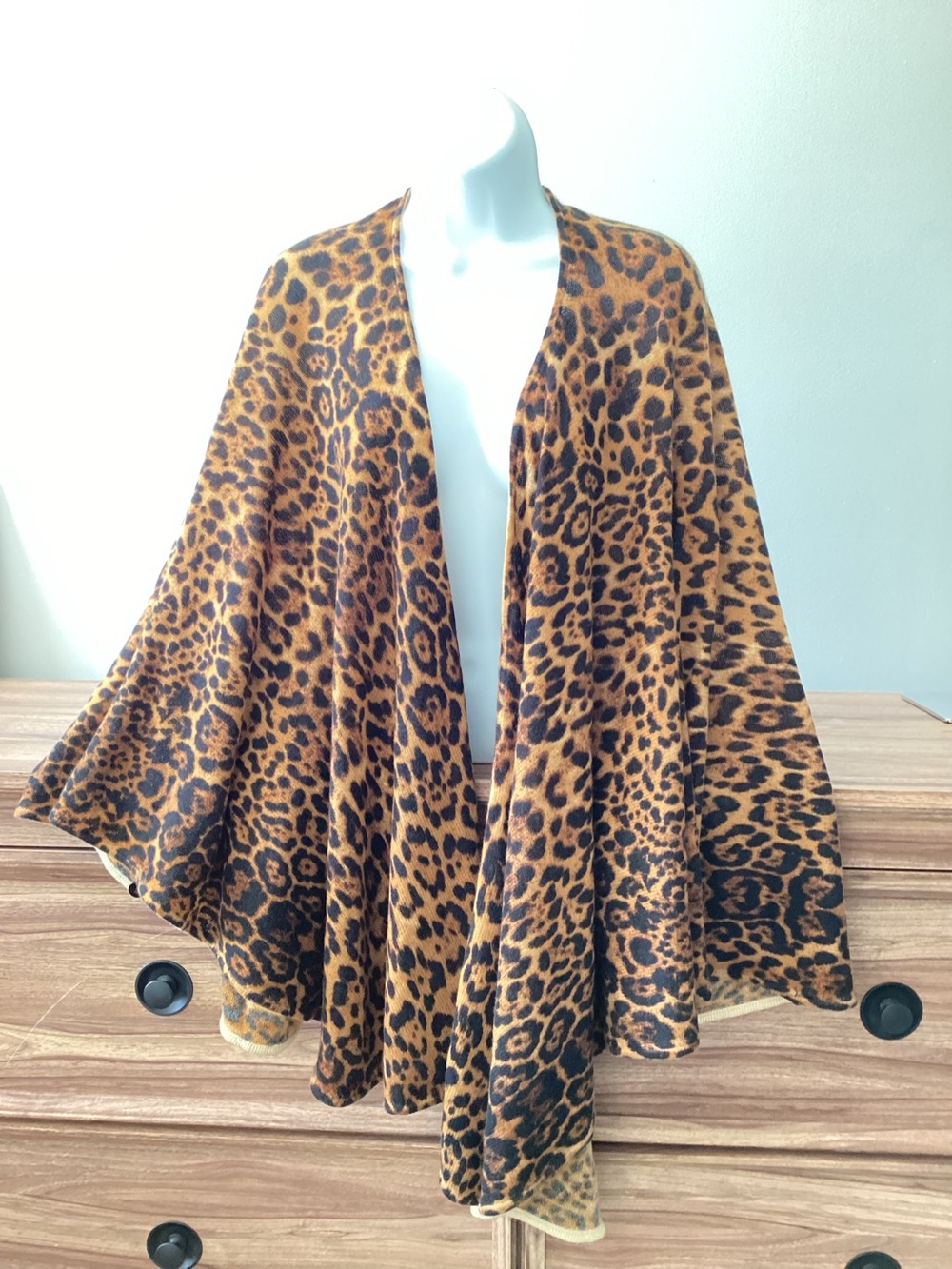 Neiman Marcus 100% Cashmere Cheetah Animal Print Brown Designer Shawl Scarf Wrap